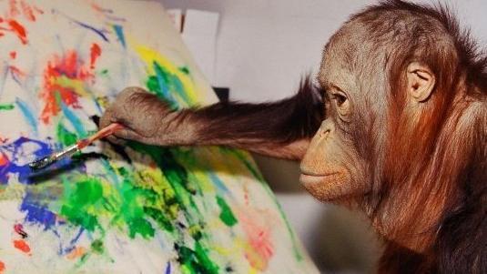 Mono pintando