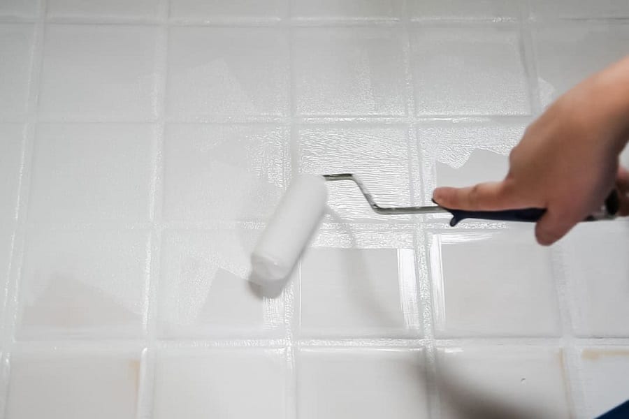 Paso a paso: cómo pintar los azulejos del baño y la cocina